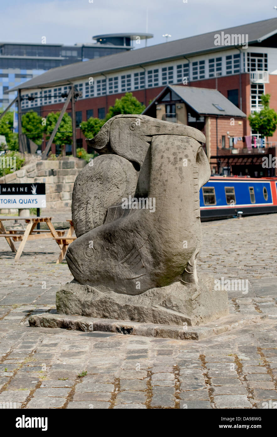 La scultura in pietra di un airone e pesce al Victoria Quays Sheffield Foto Stock