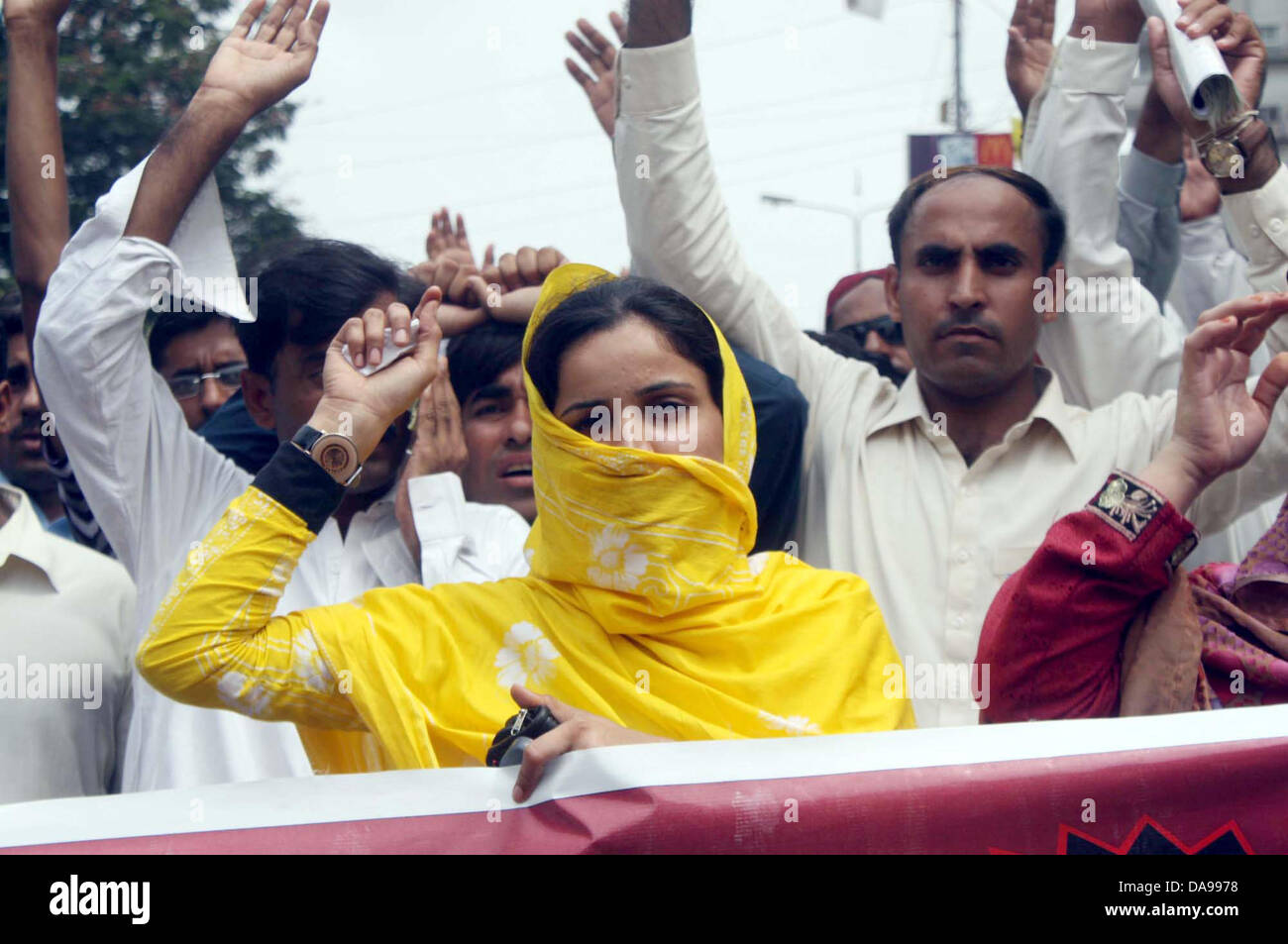 I membri di nuovi insegnanti azioni Comitato protestano contro il mancato pagamento dei loro stipendi come chiedono al governo di cancellare le quote immediatamente, durante una dimostrazione a Karachi press club il lunedì, 08 luglio, 2013. Foto Stock