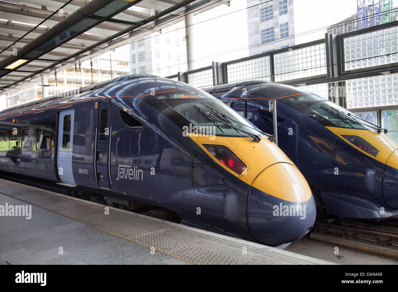 Giavellotto alta velocità Sud Est treni sulla stazione ferroviaria internazionale di St Pancras piattaforma - London REGNO UNITO Foto Stock