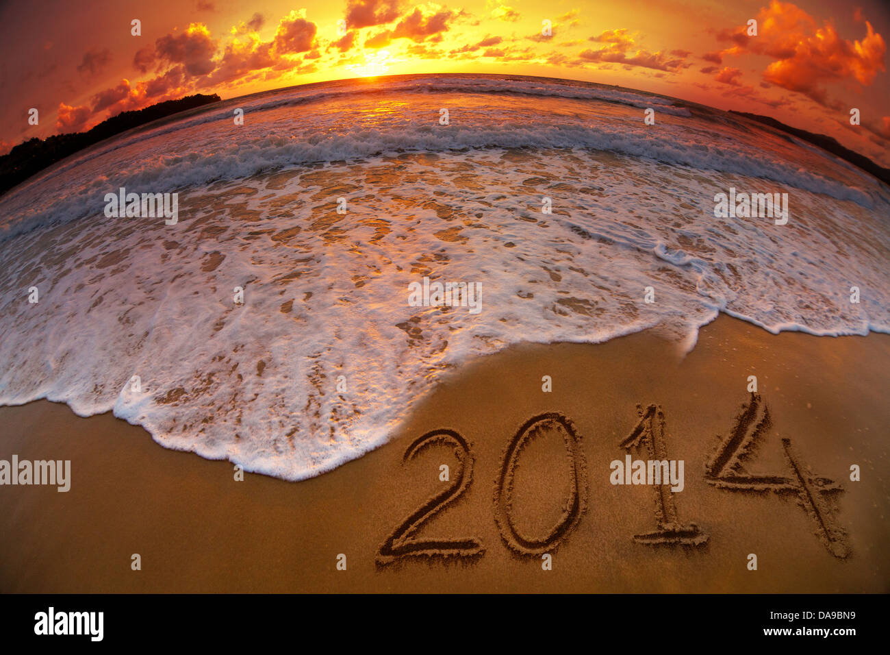 Anno Nuovo 2014 cifre sulla Ocean Beach SUNSET Foto Stock