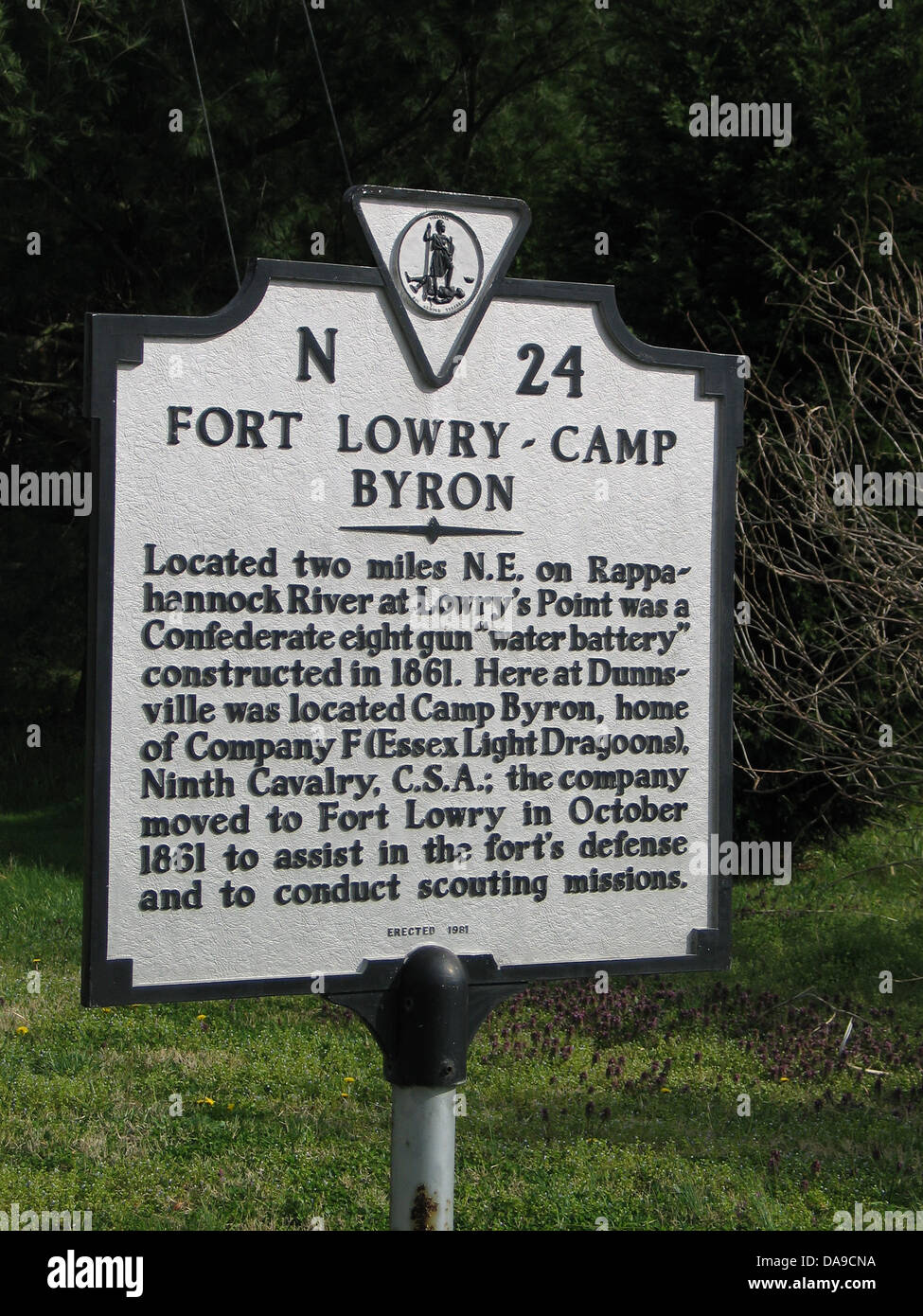 FORT LOWRY-CAMP BYRON situato a due miglia N.E. sul fiume Rappahannock al Lowry's punto era un confederato otto gun 'acqua batteria" costruito nel 1861. Qui a Dunnsville era situato il Camp Byron, casa della società F (Essex luce Dragoni), nono cavalleria, C.S.A.; la società si è trasferita a Fort Lowry in ottobre 1861 per assistere nel forte della difesa e di condurre missioni di esplorazione. Eretto 1981. Foto Stock