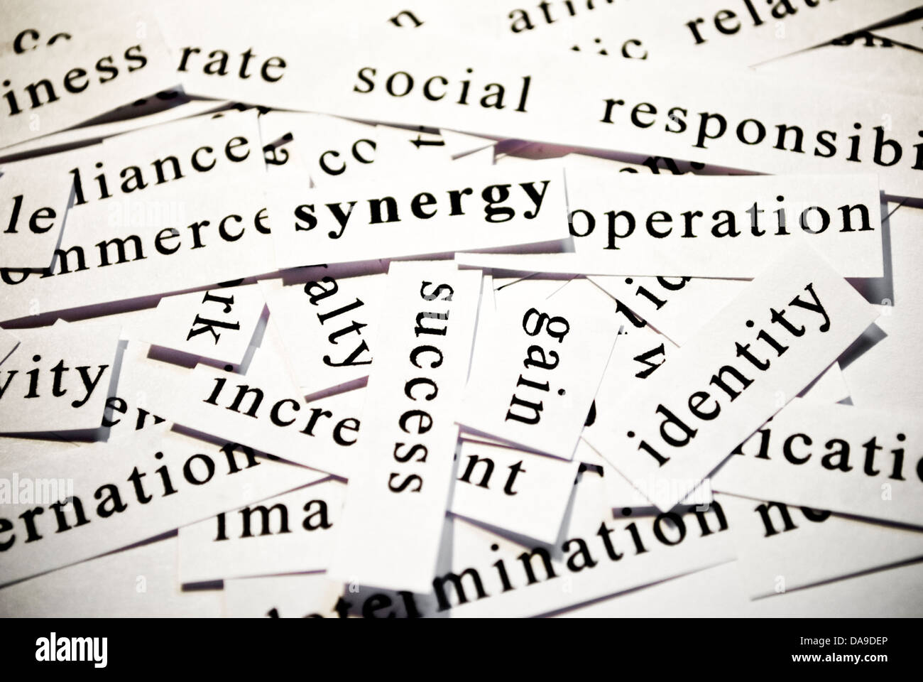 Sinergia. Concetto di taglio-fuori parole correlate con le attività. Foto Stock