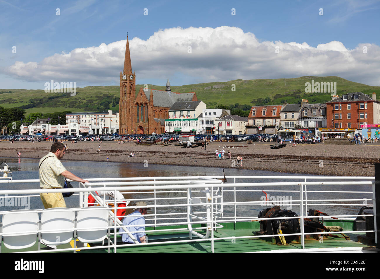 Largs, Nord Ayrshire, Scozia, Regno Unito, lunedì 8 luglio 2013. Un traghetto Caledonian Macbrayne che si avvicina alla città di Largs sotto il sole caldo dopo la navigazione dall'isola di Gran Cumbrae nel Firth di Clyde Foto Stock