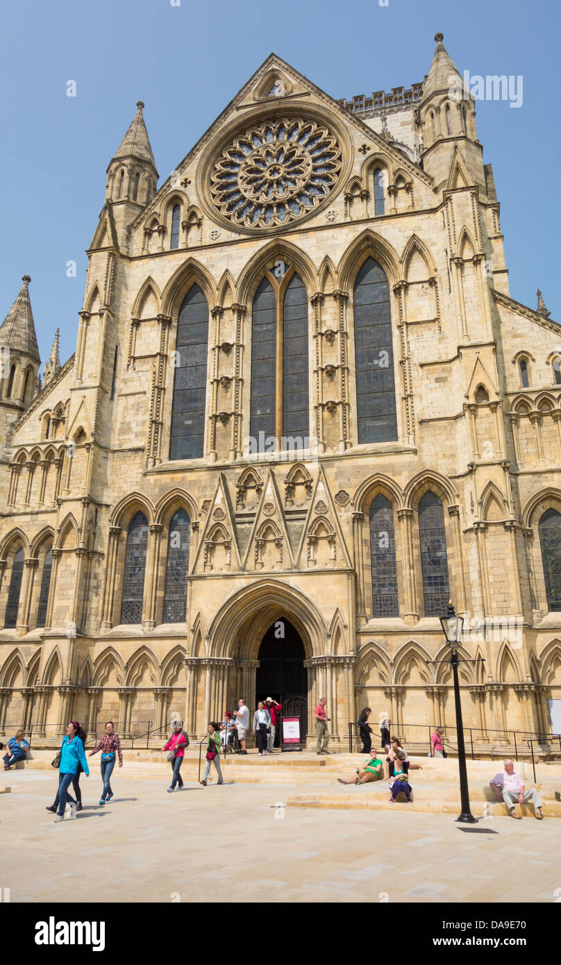 I turisti giapponesi al di fuori di York Minster Cathedral. York, nello Yorkshire, Inghilterra, Regno Unito Foto Stock