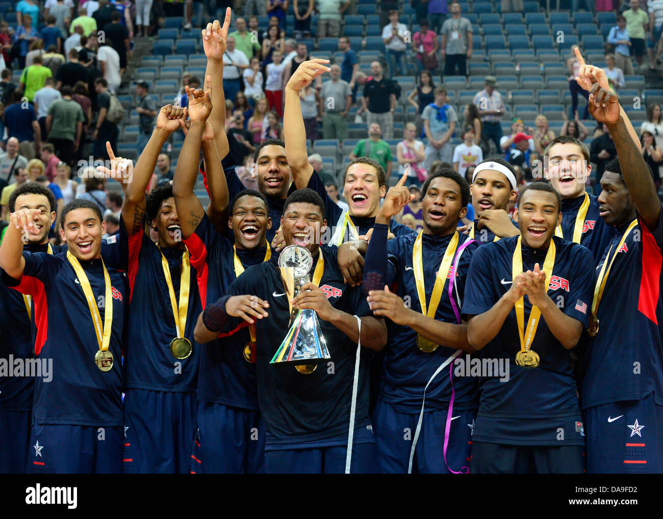 2013 FIBA U19 nel Campionato del Mondo, STATI UNITI D'AMERICA vs Serbia, Praga, Repubblica Ceca, Luglio 7, 2013. I giocatori degli Stati Uniti d'America sta celebrando la vittoria. (CTK foto/Vondrous Romano) Foto Stock