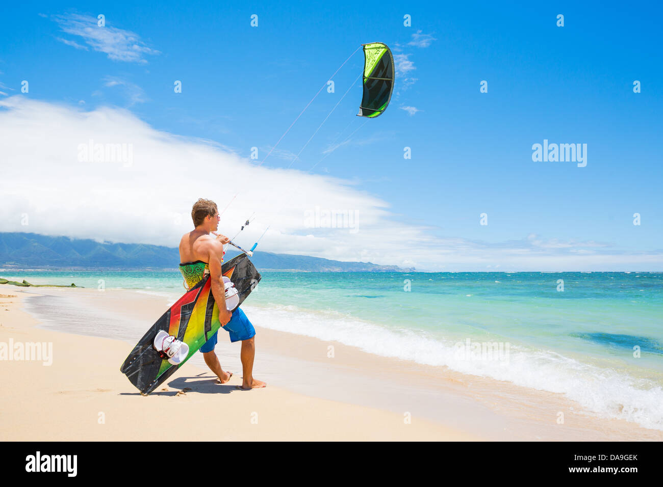 Kiteboarder sulla bellissima spiaggia Foto Stock