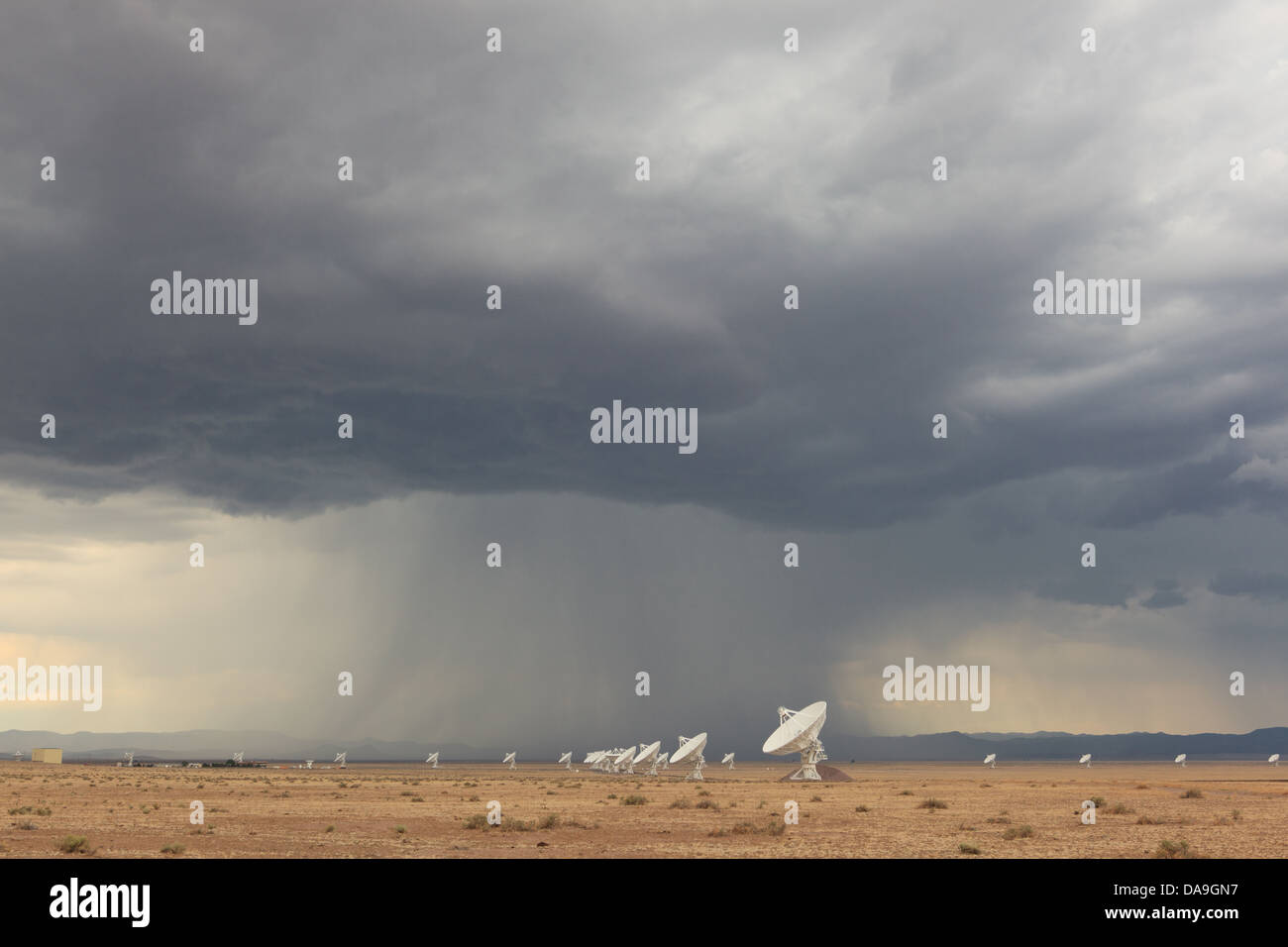 Drammatica temporale sopra il molto ampio Array Radio Telescope rete satellitare del NRAO vicino a Socorro nel Nuovo Messico, STATI UNITI D'AMERICA Foto Stock