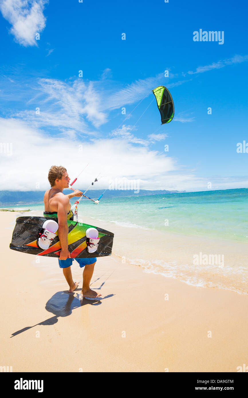 Kiteboarder sulla bellissima spiaggia Foto Stock