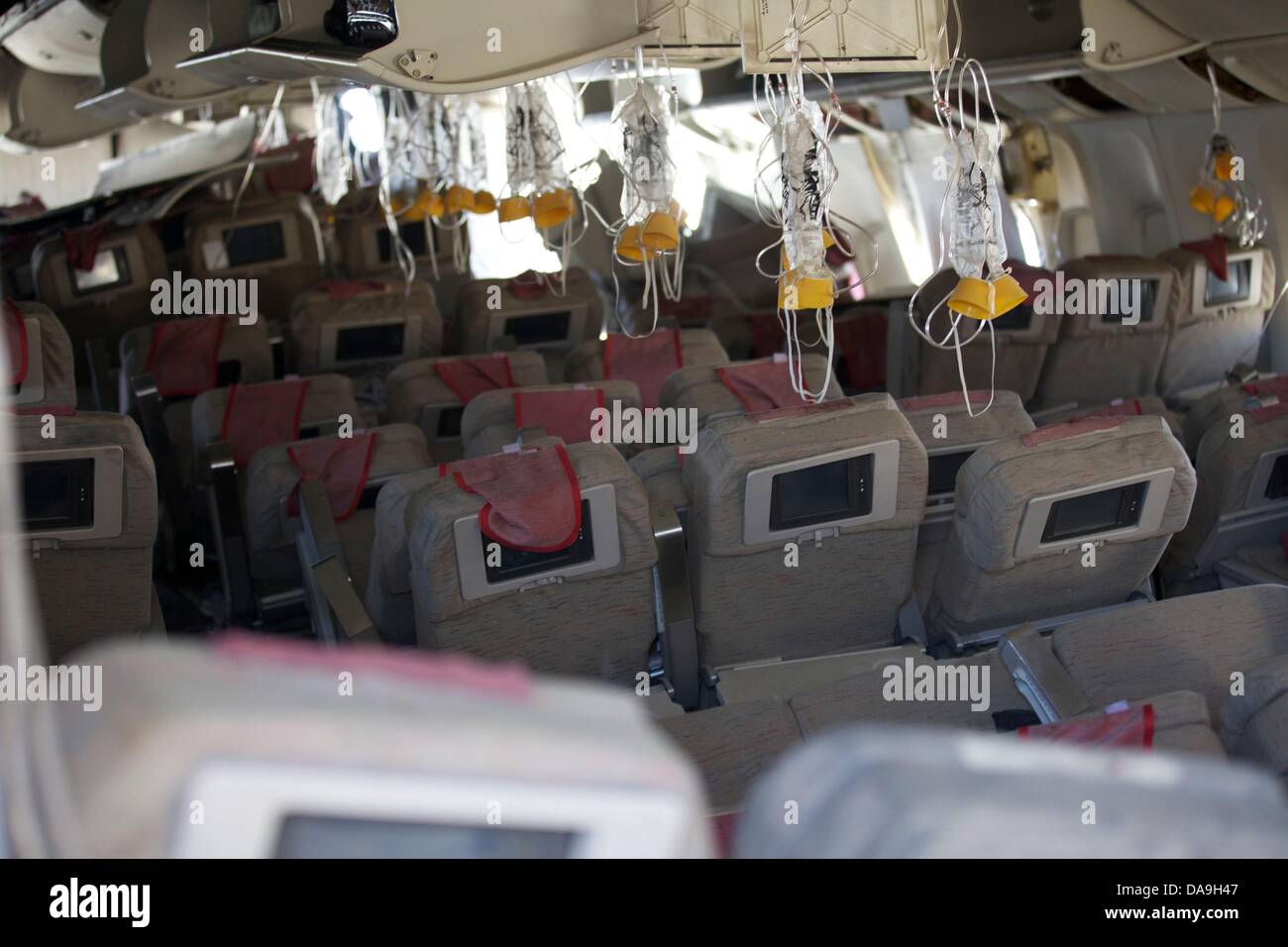 Visualizza l'interno dell'Asiana Volo 214 Boeing 777 vicino alla pista dove si è schiantato in atterraggio a San Francisco International luglio 7, 2013 in San Francisco. Foto Stock