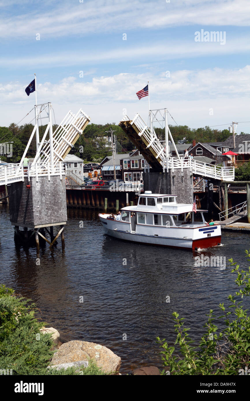 Barche che passano sotto il ponte levatoio aperto a Perkins Cove, Ogunquit, Maine, USA. Oginquit è una popolare destinazione turistica del New England Foto Stock