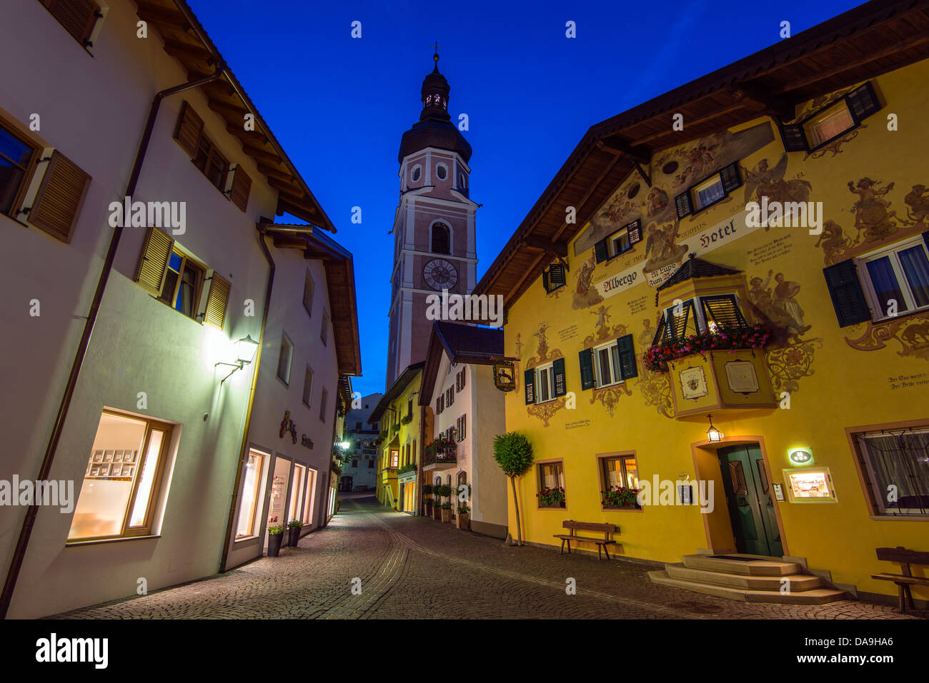 Street nella città vecchia di notte, Castelrotto Castelrotto, Alto Adige o Alto Adige, Italia Foto Stock