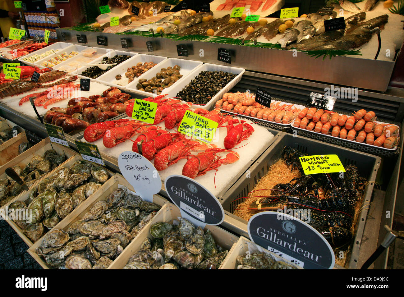 Mercato del pesce in Francia close up di stallo di frutti di mare Foto Stock