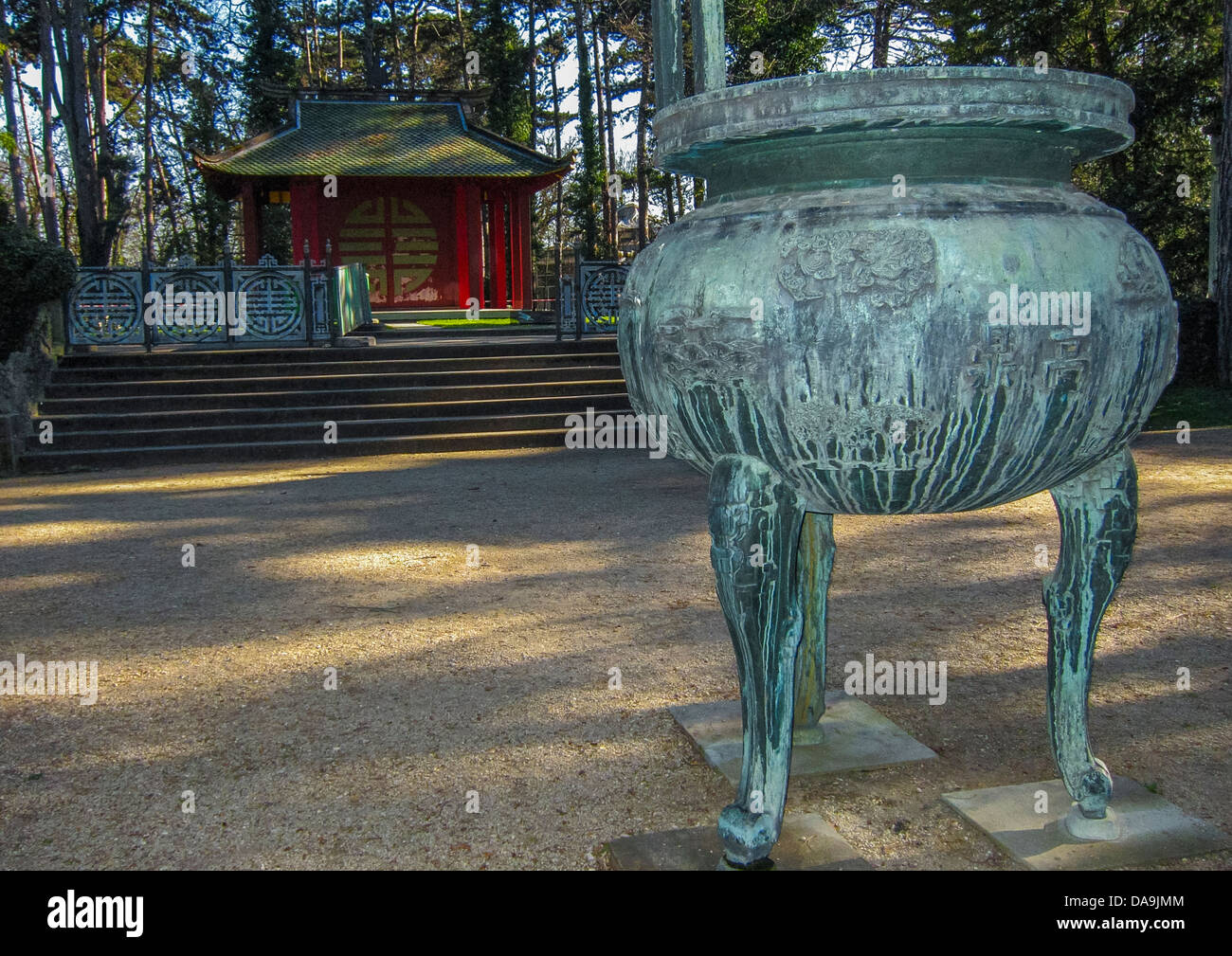 Parigi, Francia, edifici abbandonati nel bosco, Old Exotic Colonial Exhibition Scene in "Bois de Vincennes", Antique Chinese Vase in Metal, Exposition Colonial 1907, misteriosa villa Foto Stock