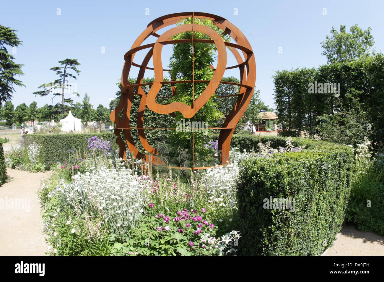 Londra, Regno Unito. 8 Luglio, 2013. La McCarthy e giardino di pietra, sponsorizzato da McCarthy & Stone, medaglia d'oro. Progettato da Chris Beardshaw, costruito da Keith Chapman paesaggi. RHS Hampton Court Palace Flower Show. Credito: martyn wheatley/Alamy Live News Foto Stock