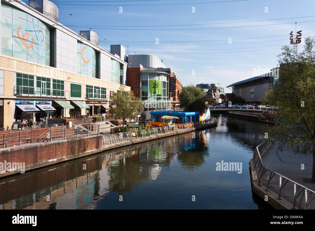 Il centro commerciale Oracle nella città di Reading, Berkshire, Inghilterra, GB, Regno Unito Foto Stock