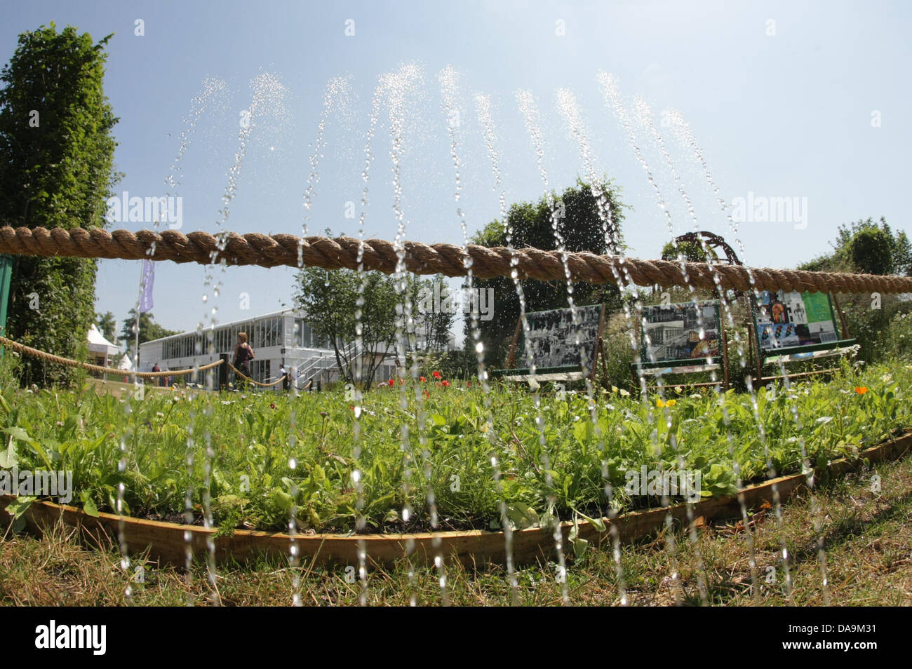 Londra, Regno Unito. 8 Luglio, 2013. La McCarthy e giardino di pietra, sponsorizzato da McCarthy & Stone, medaglia d'oro. Progettato da Chris Beardshaw, costruito da Keith Chapman paesaggi. RHS Hampton Court Palace Flower Show. Credito: martyn wheatley/Alamy Live News Foto Stock