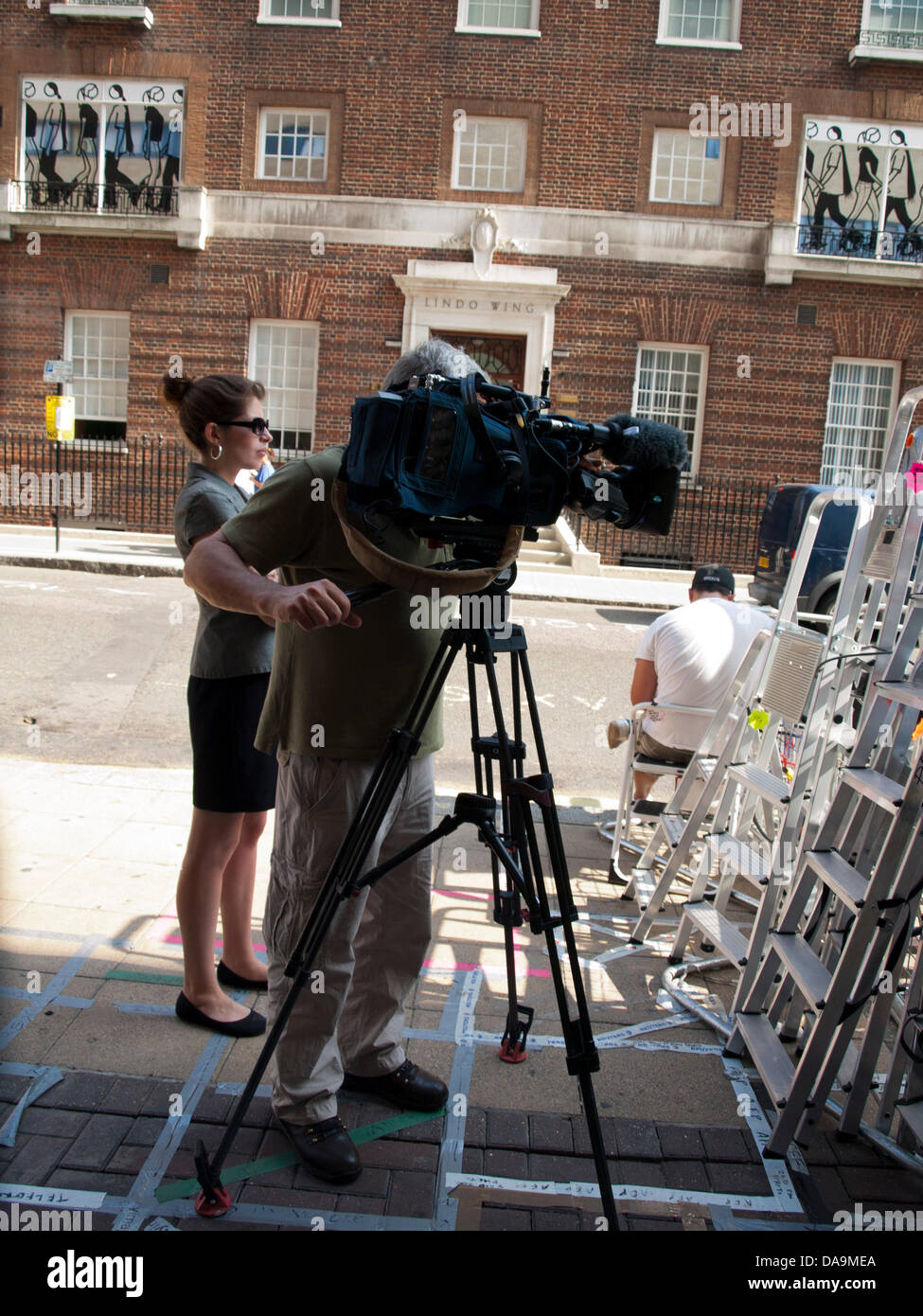 News equipaggio di fronte al Lindo ala a St. Mary's Hospital, Paddington, Londra, Regno Unito il 8 luglio 2013 in attesa della nascita del Royal baby. Il primo bambino di il Duca e la Duchessa di Cambridge è dovuta a metà luglio e si prevede di fare la sua prima apparizione pubblica al Lindo porte a battente. Foto Stock