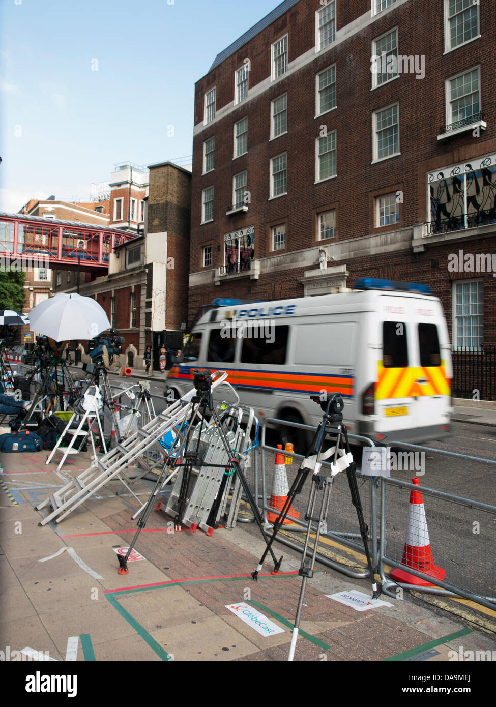 I media di tutto il mondo segnano la loro macchie nella parte anteriore del parafango Lindo a St. Mary's Hospital, Paddington, Londra, Regno Unito il 8 luglio 2013 in attesa della nascita del Royal baby. Il primo bambino di il Duca e la Duchessa di Cambridge, Prince George di Cambridge (George Alexander Louis) è nato il 22 luglio e ha fatto la sua prima apparizione pubblica al Lindo porte a battente. Foto Stock