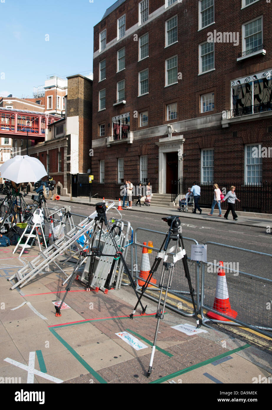 I media di tutto il mondo segnano la loro macchie nella parte anteriore del parafango Lindo a St. Mary's Hospital, Paddington, Londra, Regno Unito il 8 luglio 2013 in attesa della nascita del Royal baby. Il primo bambino di il Duca e la Duchessa di Cambridge, Prince George di Cambridge (George Alexander Louis) è nato il 22 luglio e ha fatto la sua prima apparizione pubblica al Lindo porte a battente. Foto Stock