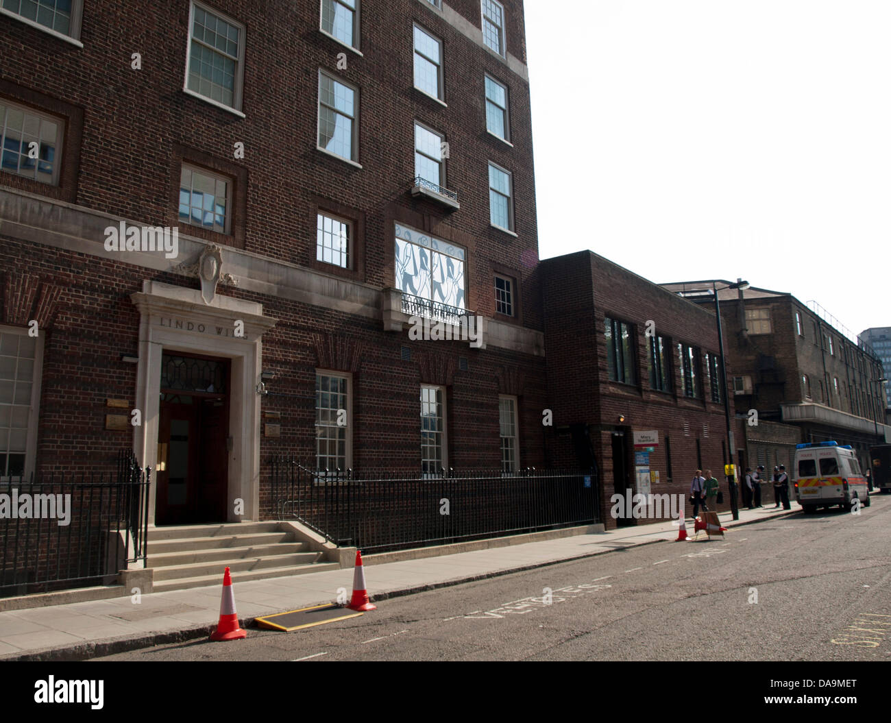La parte anteriore del parafango Lindo a St. Mary's Hospital, Paddington, Londra, Inghilterra, Regno Unito il 8 luglio 2013. Il primo bambino di il Duca e la Duchessa di Cambridge, Prince George di Cambridge (George Alexander Louis) è nato il 22 luglio e ha fatto la sua prima apparizione pubblica al Lindo porte a battente. Foto Stock