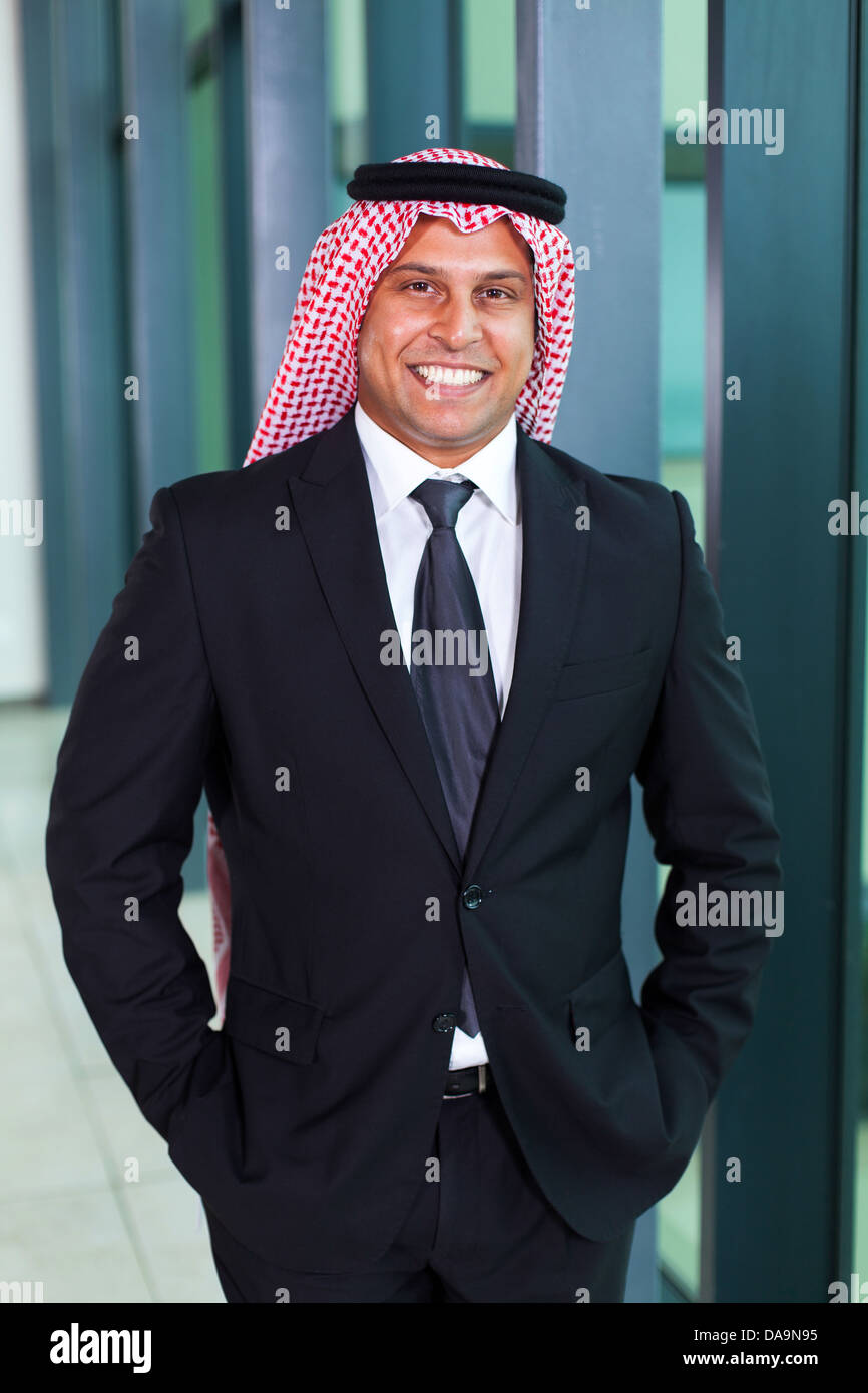 Bello imprenditore arabo in abito nero Foto Stock