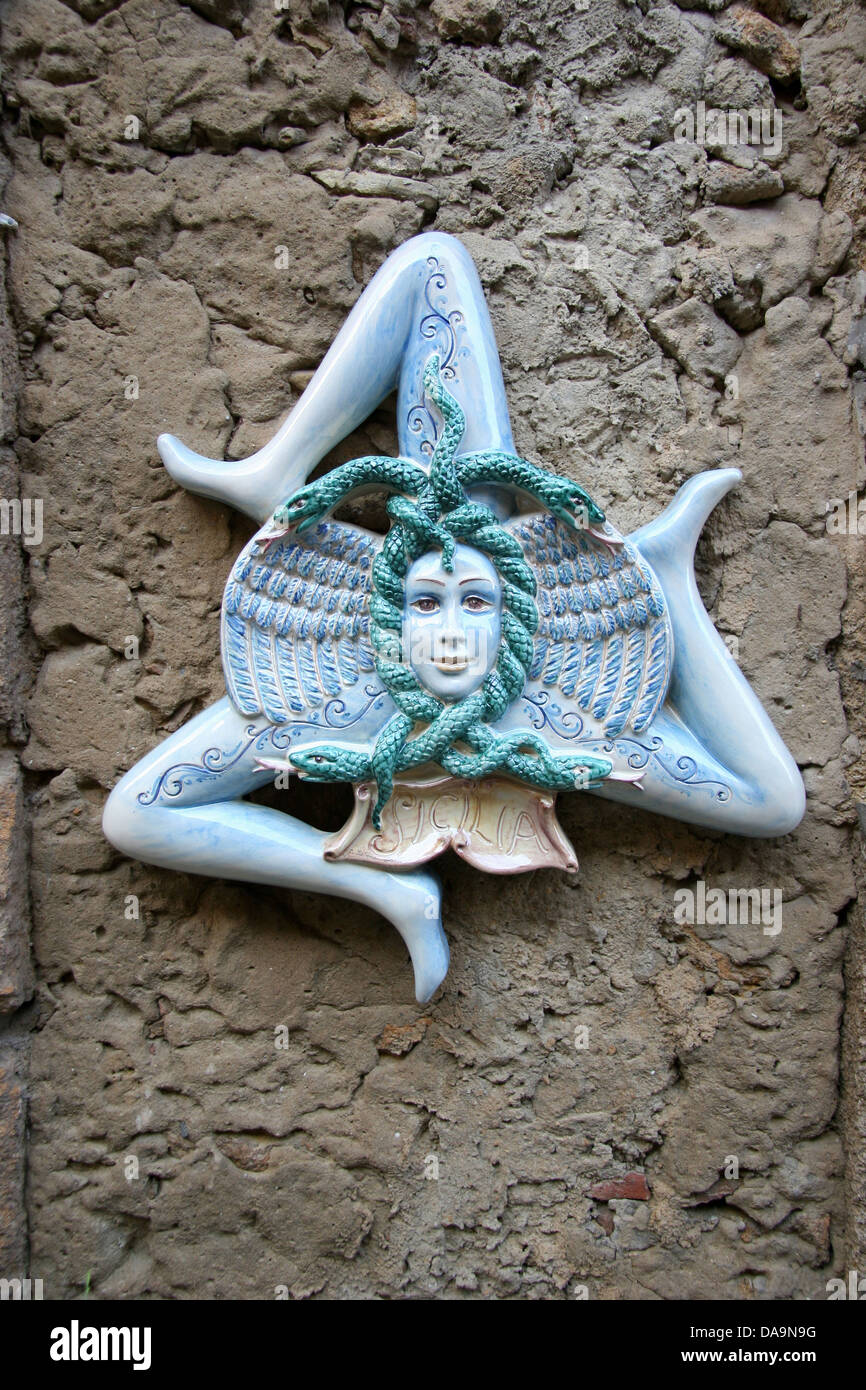 L'Italia, Europa, Sicilia, Caltagirone, ceramiche, stemma, Trinacria, faccia Foto Stock