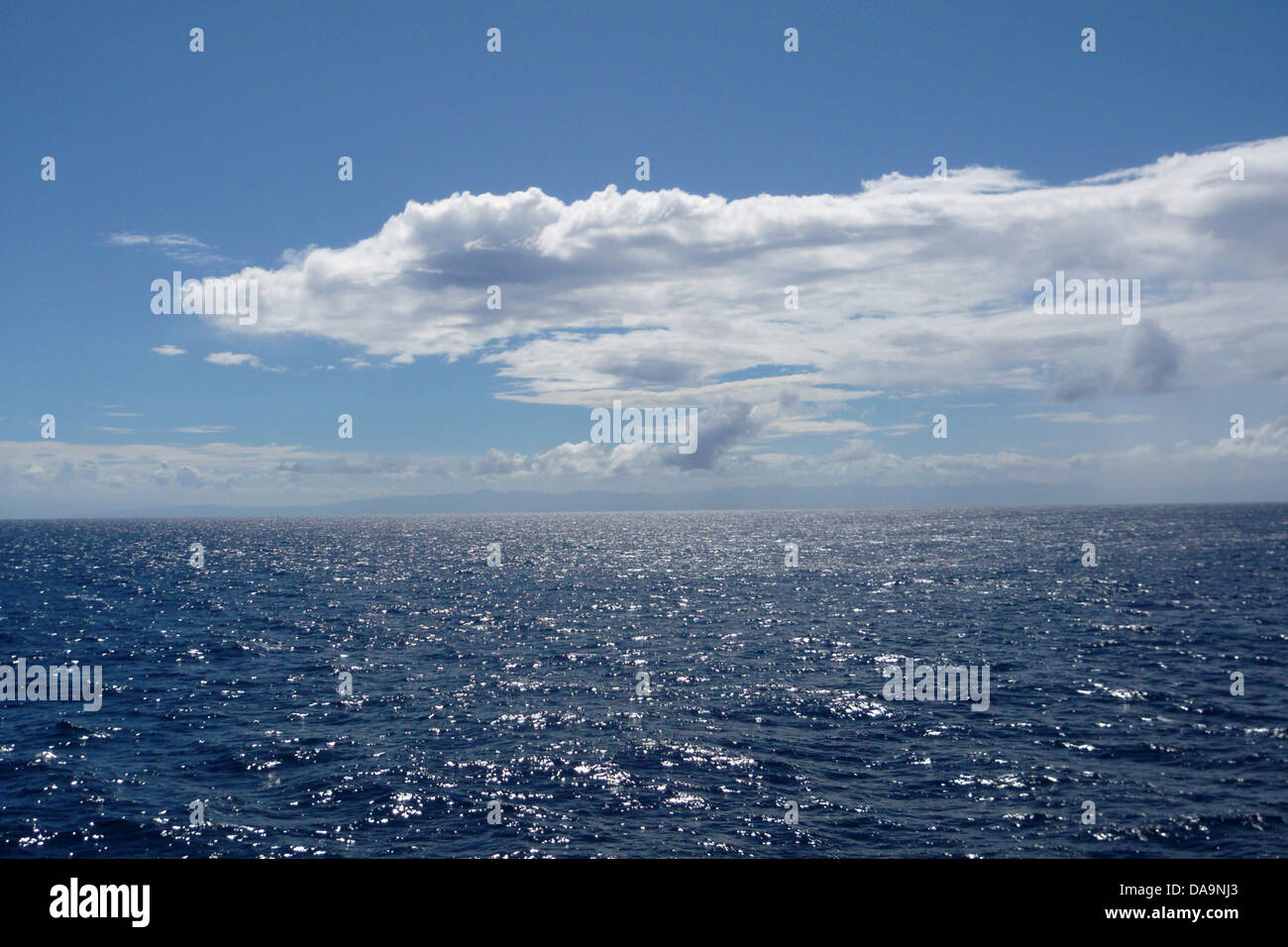 L'Italia, Europa, Lipari, Isole Eolie, isole, isolette, il mare, le onde, panorama, nuvole Foto Stock