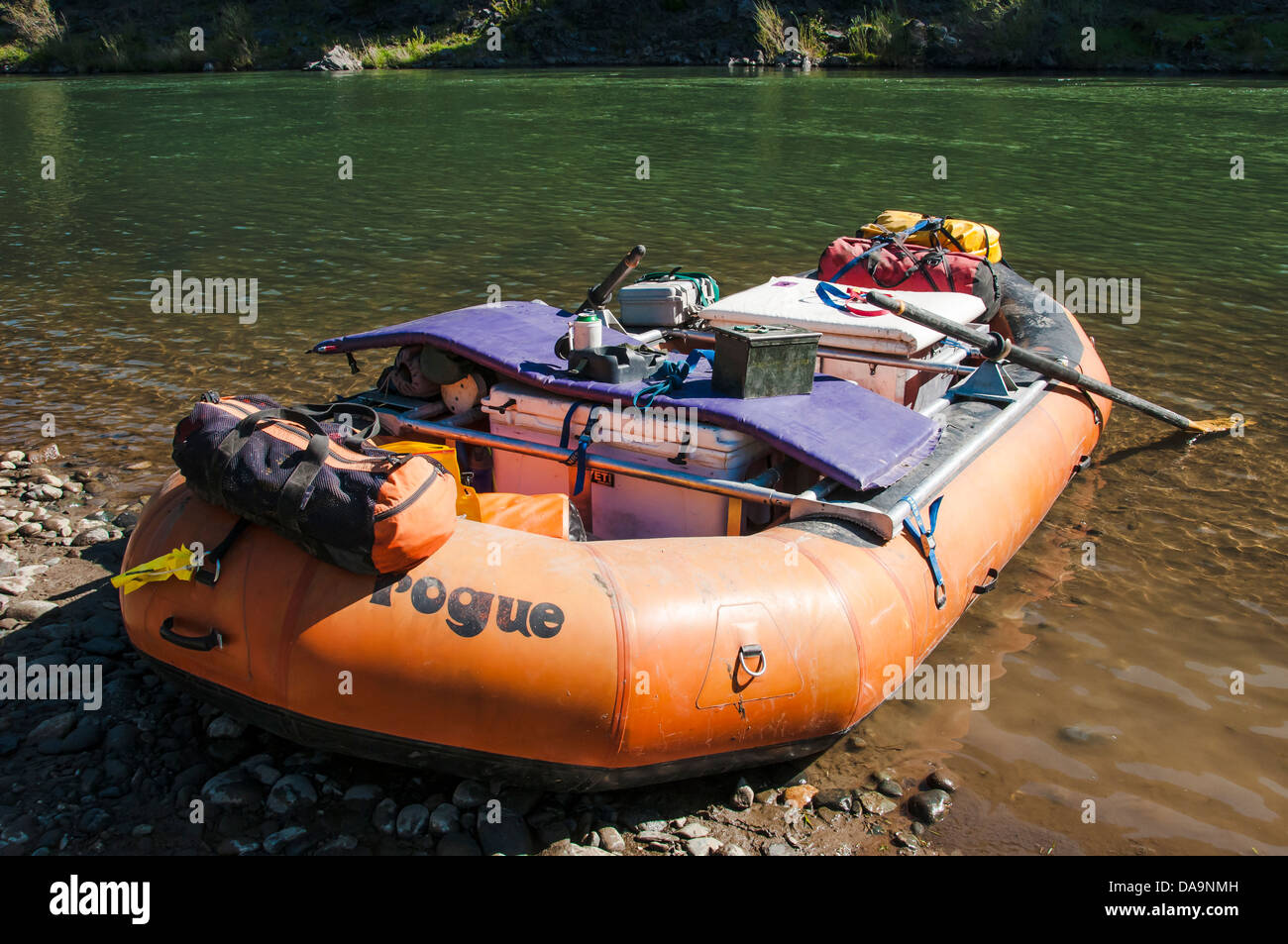 La predisposizione di zattera gonfiabile per viaggio nel selvaggio e Scenic Rogue River nel sud della Oregon. Foto Stock