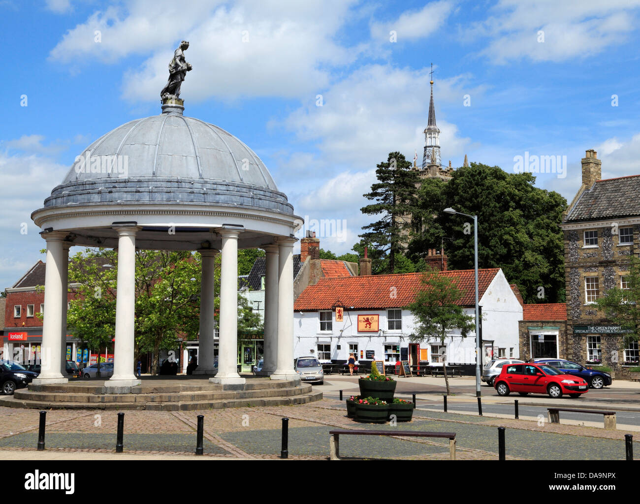 Swaffham, Norfolk, luogo di mercato e del xviii secolo Market Cross, England Regno Unito, città città Foto Stock