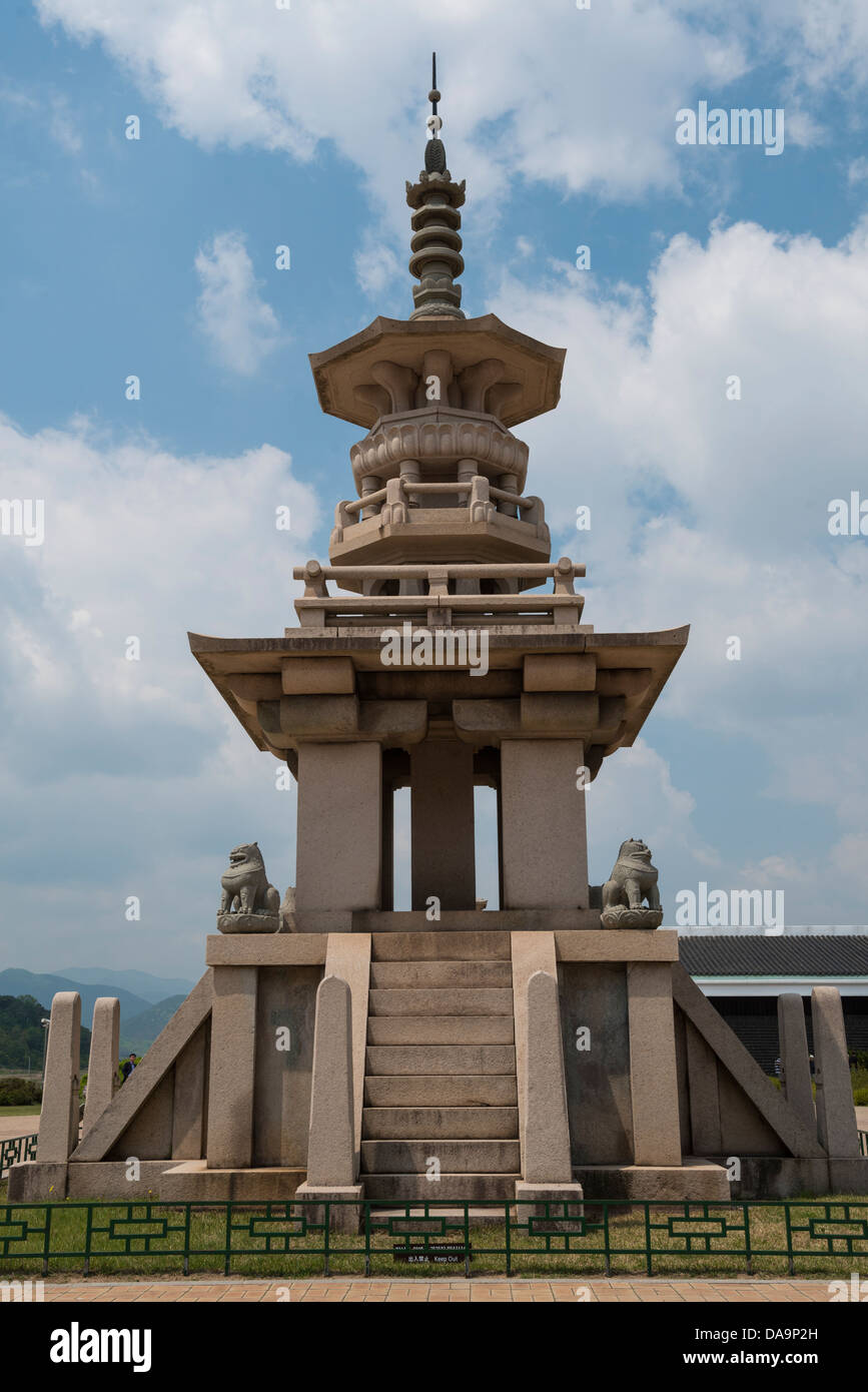 La replica della pietra pagoda Dabotap al Gyeongju Museo Nazionale, Corea del Sud Foto Stock