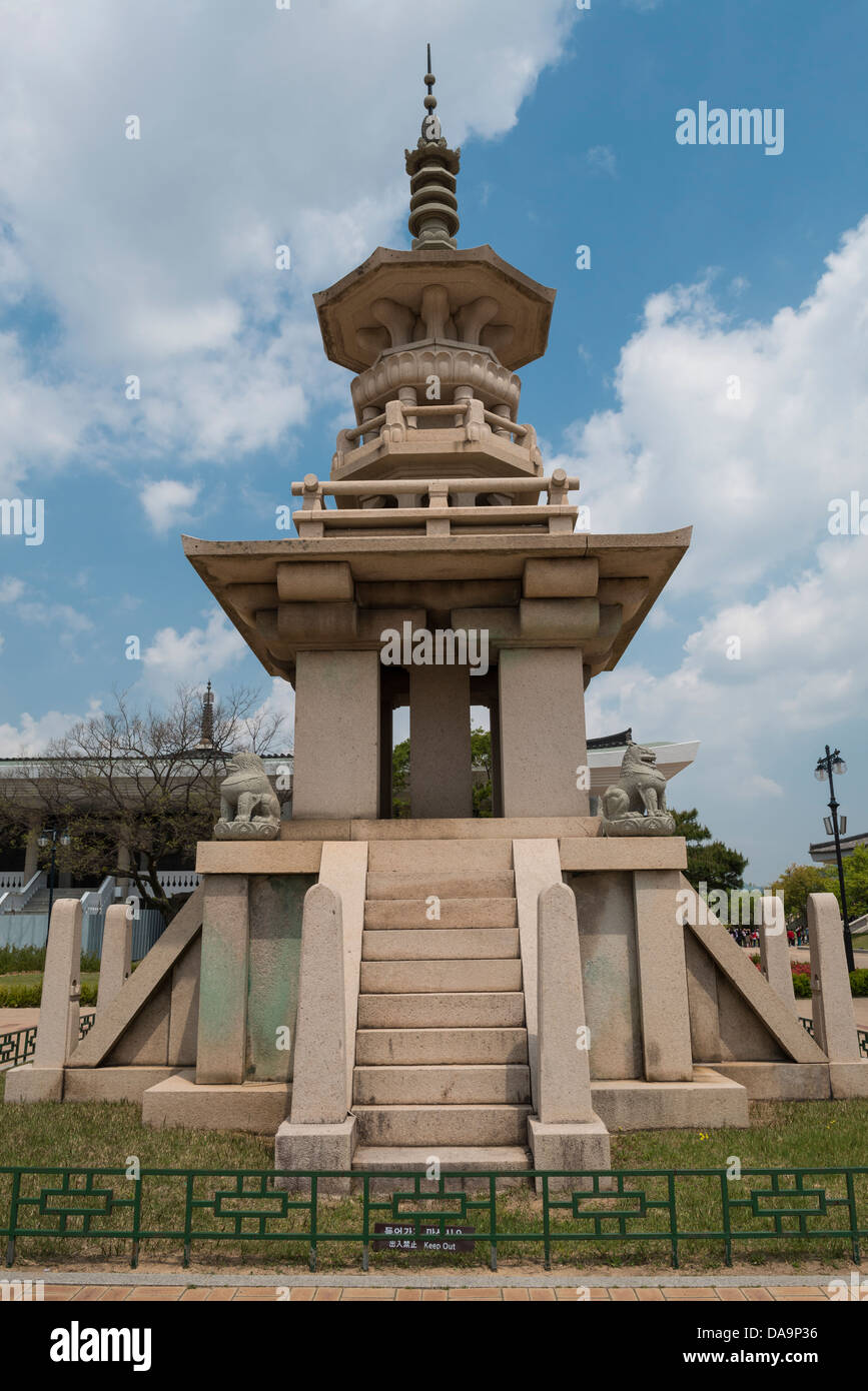 La replica della pietra pagoda Dabotap al Gyeongju Museo Nazionale, Corea del Sud Foto Stock