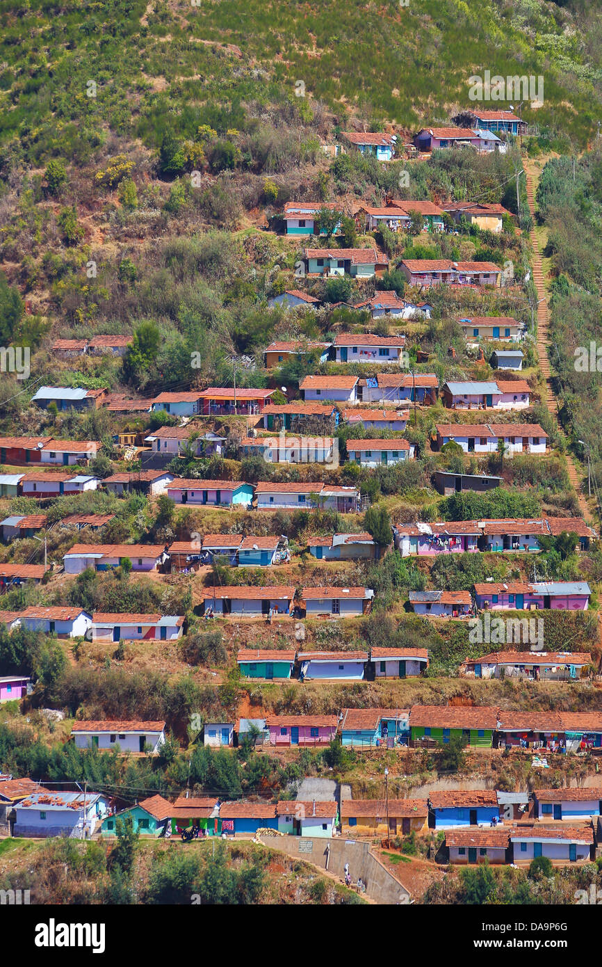 India India del Sud, Asia, Tamil Nadu, Ooty, Udhagamandalam, colorato, case, poveri, baraccopoli, fasi, urban Foto Stock