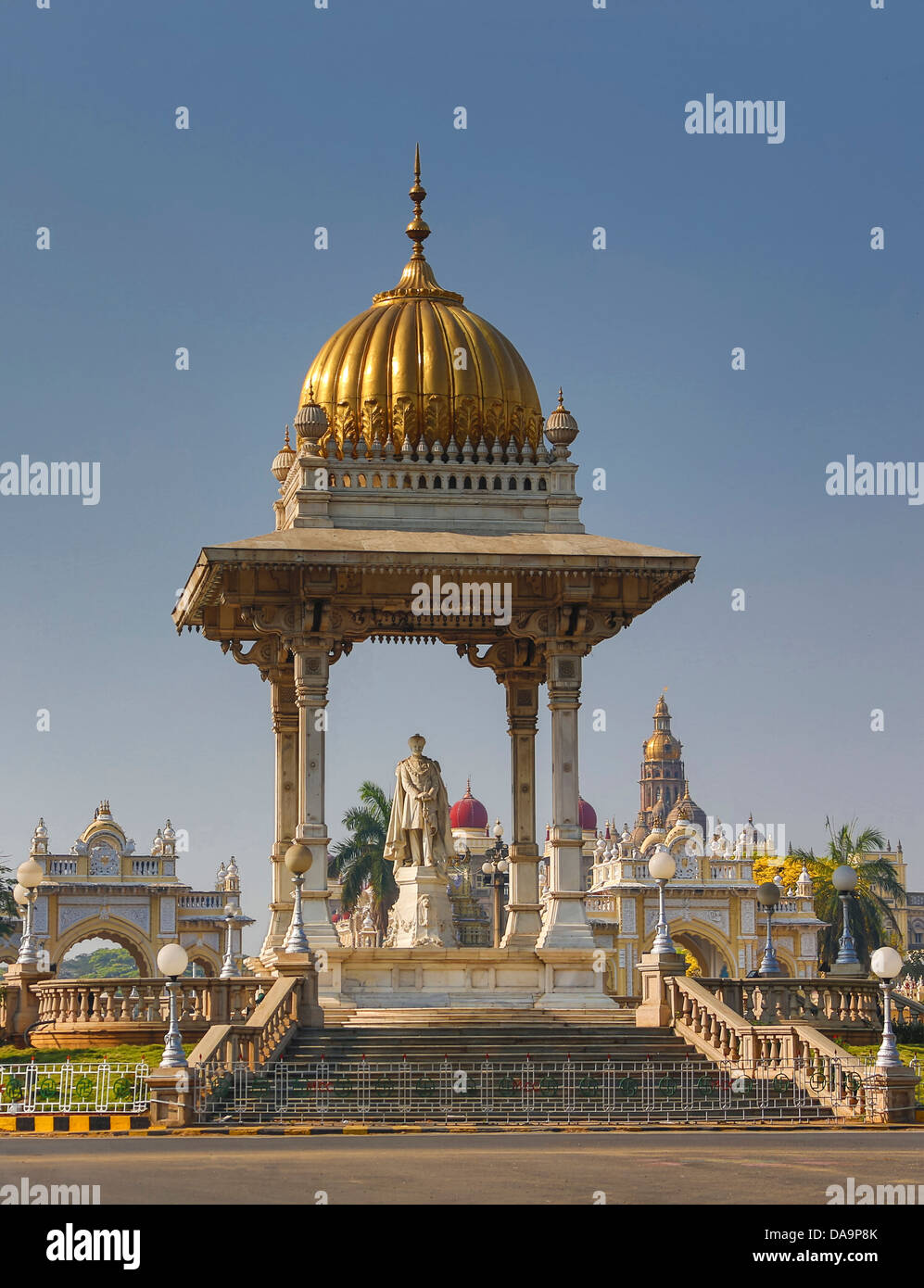 India India del Sud, Asia, Karnataka, Mysore Palace, entrata Nord, Chamaraja Circle, il Maharaja statua, Chamaraja Circle, Nord, Foto Stock