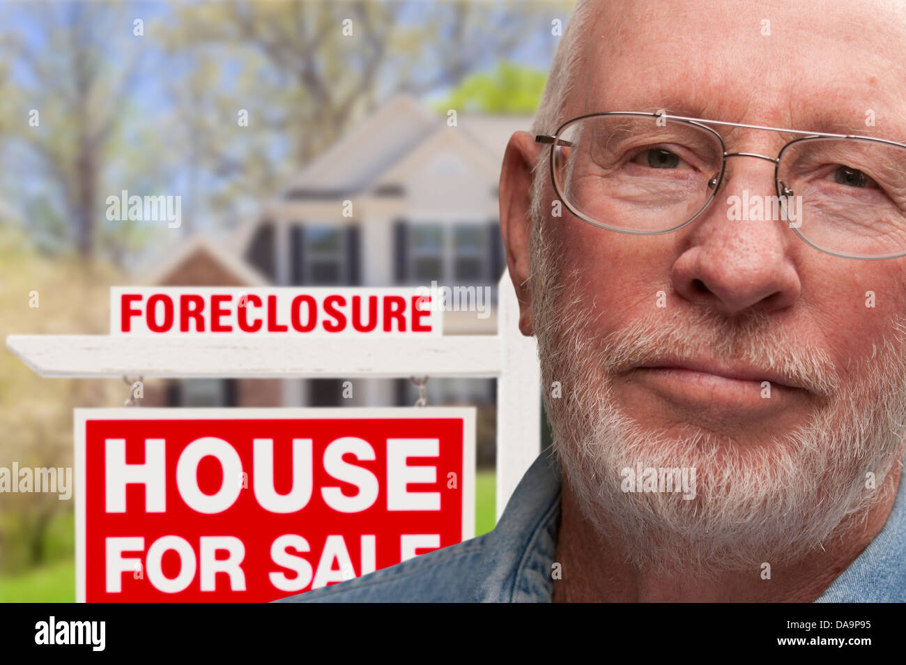 Premuto Senior uomo davanti di preclusione del mercato immobiliare di segno e la casa. Foto Stock
