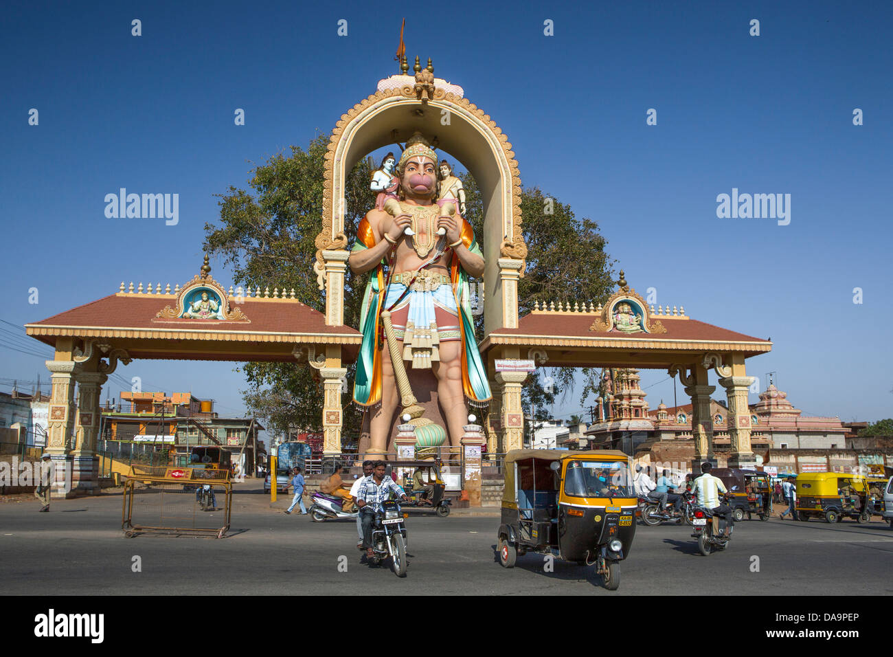 India India del Sud, Asia, Karnataka, Tumkur, Città Hanuman Gate, Hanuman, arco, arte, grande, colore, colorato, ingresso gate, dio Foto Stock