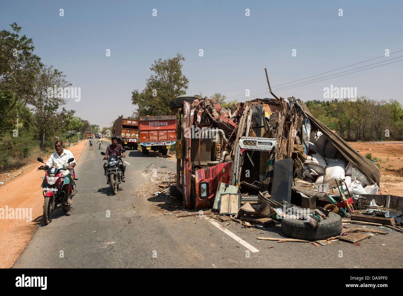 India India del Sud, Asia, Karnataka, road, incidente, pericolo, carrello Foto Stock