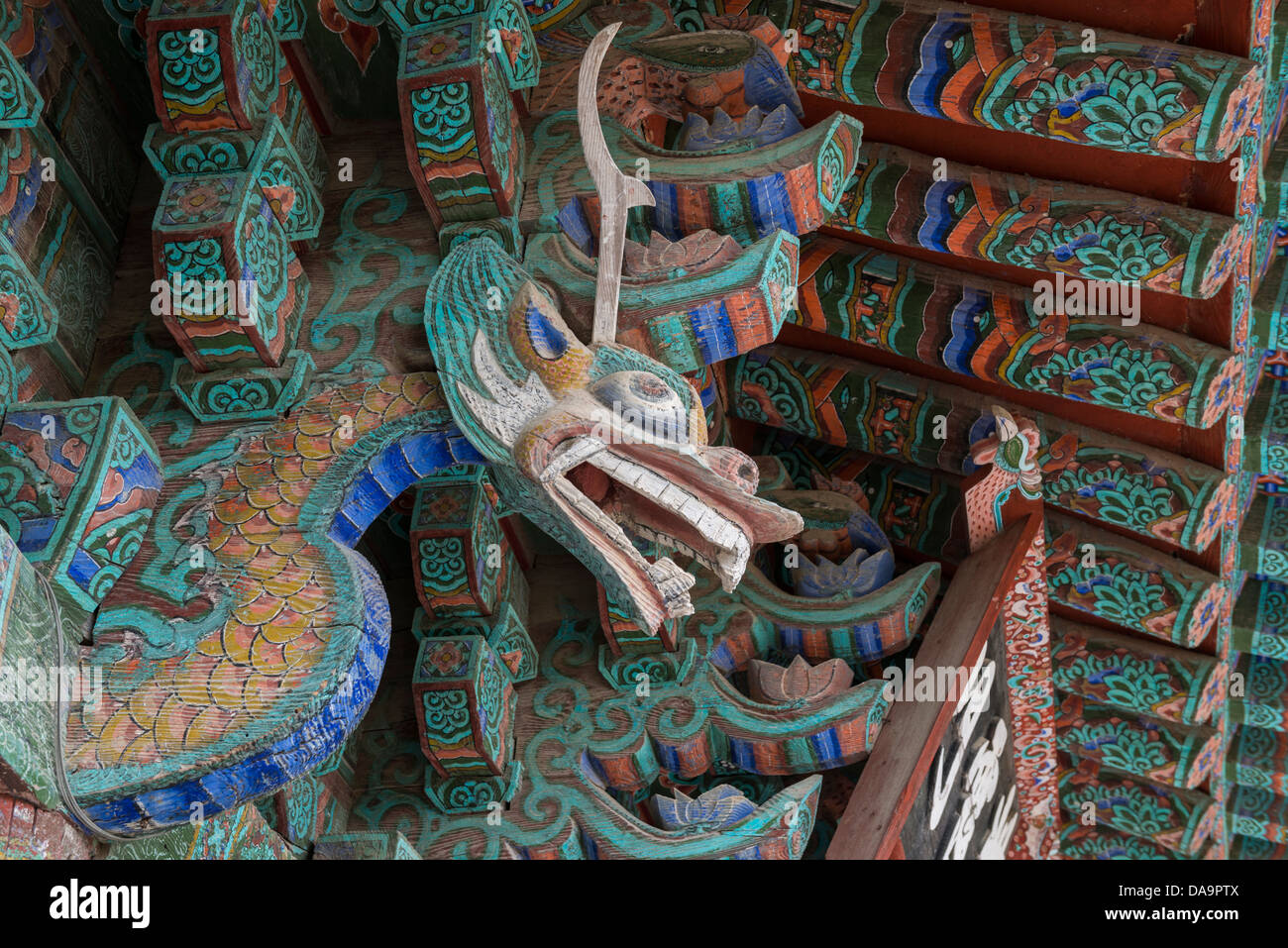 Drago intricate Carving al di sopra della Malva Jahamun Mist Gate, Bulguksa Tempio, Gyeongju Corea del Sud Foto Stock