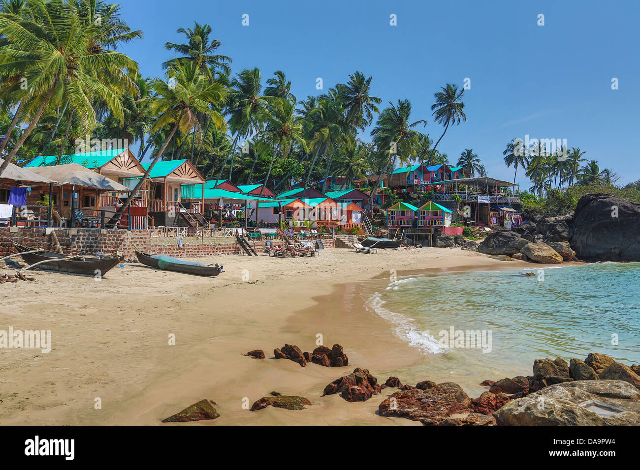 India India del Sud, Asia, Goa, Palolem Beach, Palolem, spiaggia, bella, barche, bungalows, colore, colorato, palme, turiste Foto Stock