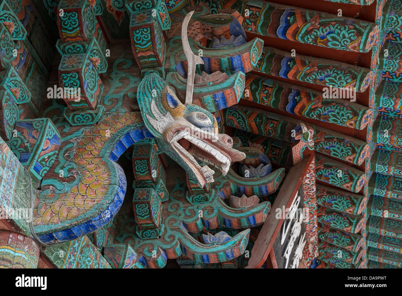 Drago intricate Carving al di sopra della Malva Jahamun Mist Gate, Bulguksa Tempio, Gyeongju Corea del Sud Foto Stock