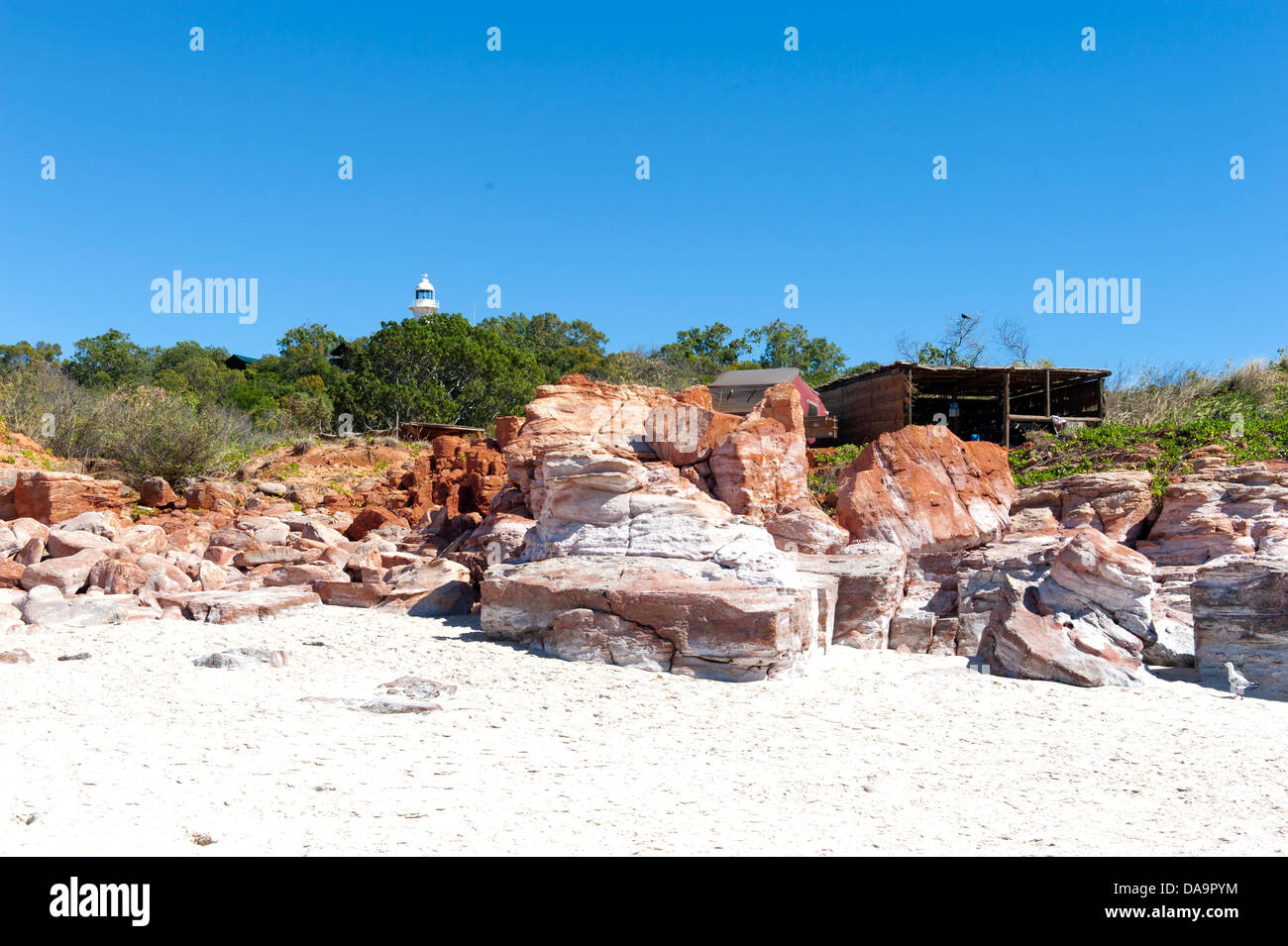 Il faro e la spiaggia orientale con beach hut ed erose scogliere di arenaria, Cape Leveque, Dampier Peninsula, Kimberley, Australia Foto Stock