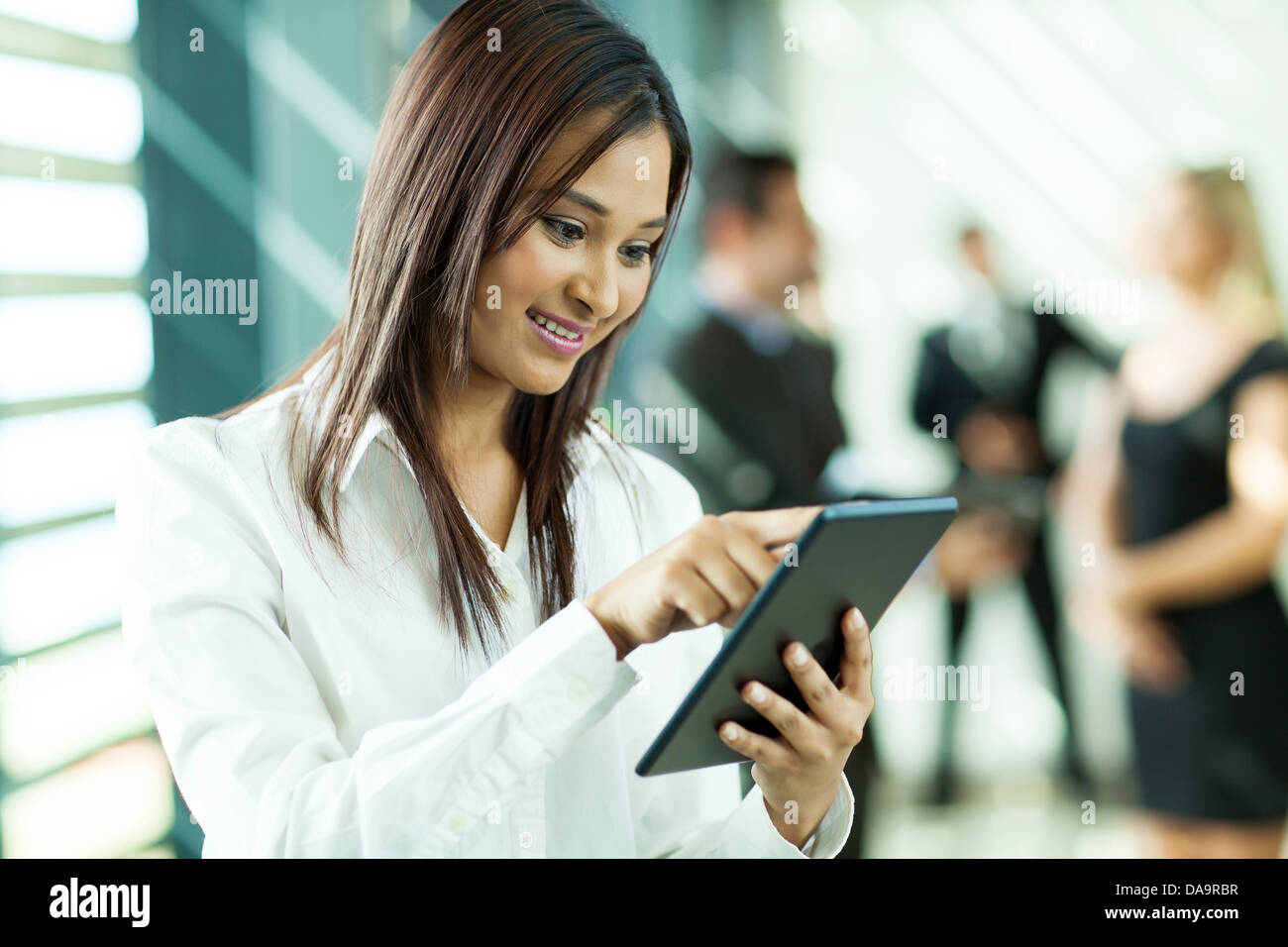 Bellissimo Indian collare bianco lavoratore utilizzando tablet pc in ufficio Foto Stock
