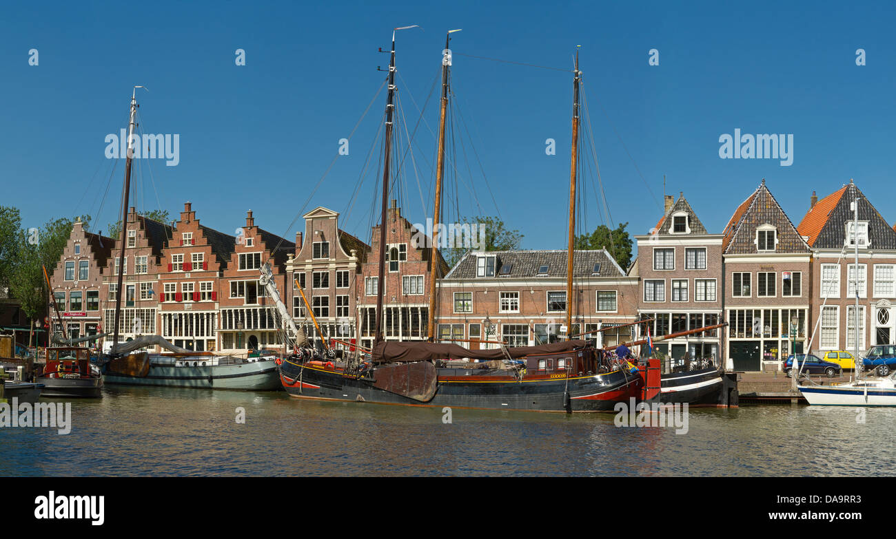 Paesi Bassi, Olanda, Europa, Hoorn, case, Veermanskade, città, villaggio, acqua, estate, navi, barca, Foto Stock