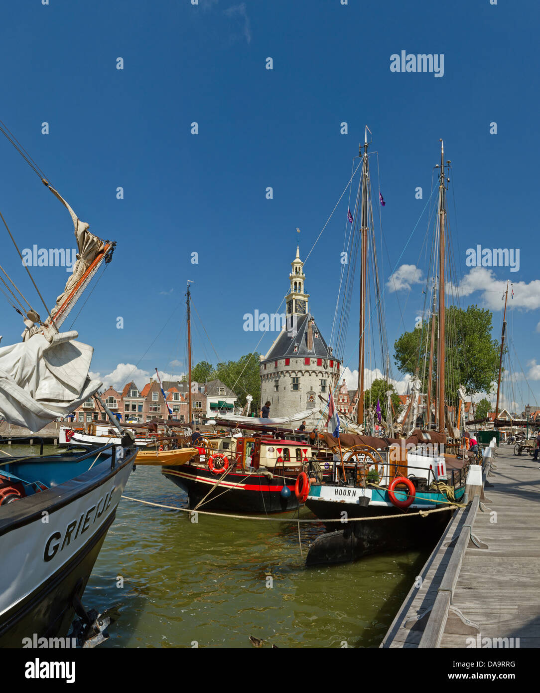 Paesi Bassi, Olanda, Europa, Hoorn, vela, navi, nave, la torre principale, la torre, città, villaggio, acqua, estate, navi, barca, Foto Stock