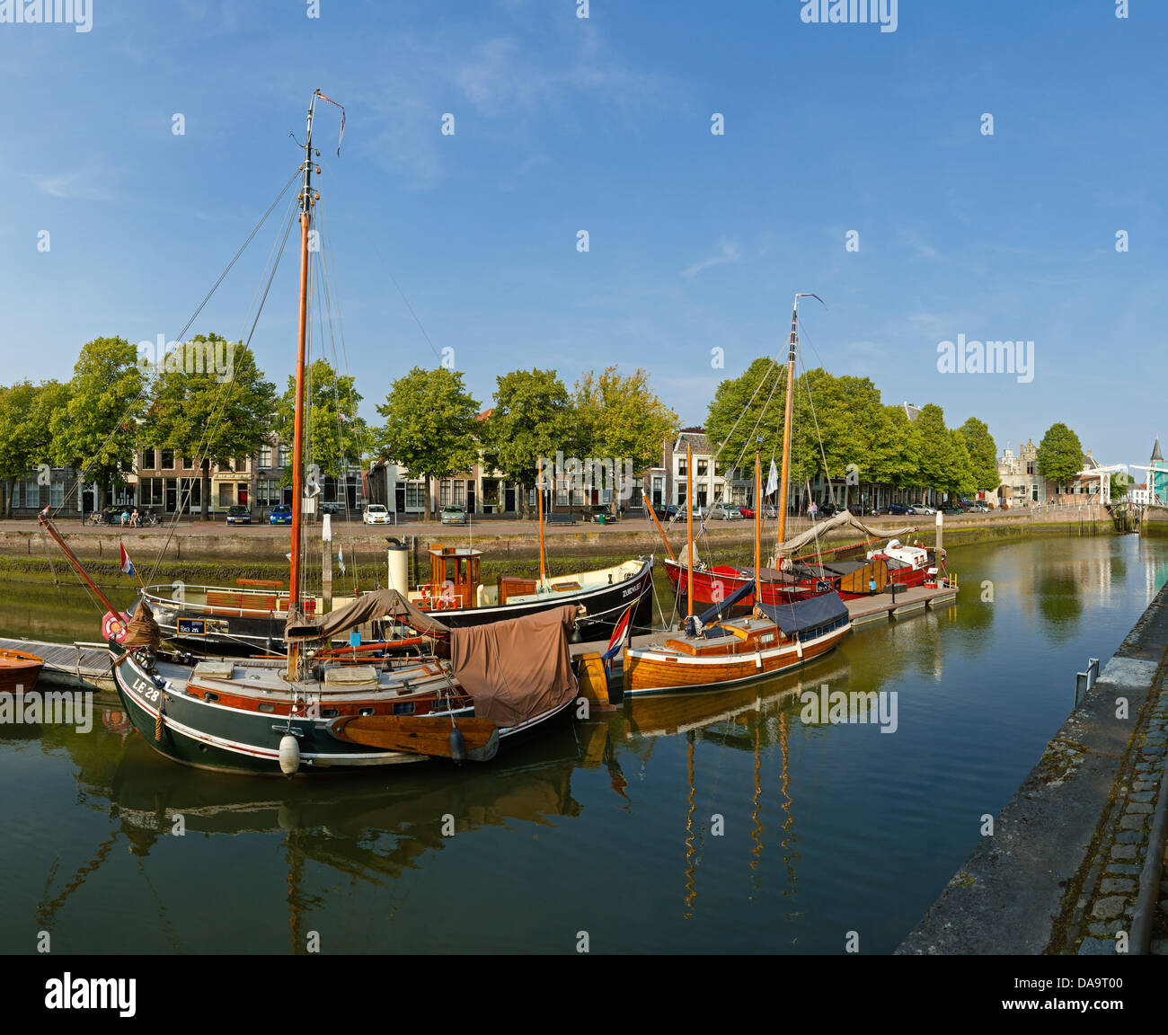 Paesi Bassi, Olanda, Europa, Zierikzee, porto interno, città, villaggio, acqua, estate, navi, Boat Harbour Foto Stock