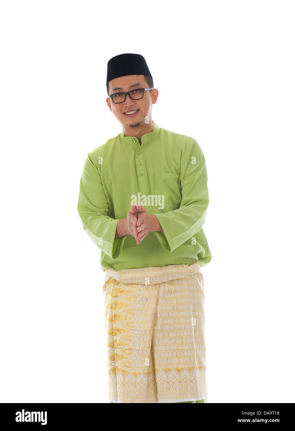 Malay saluti maschio durante hari raya isolato con sfondo bianco Foto Stock