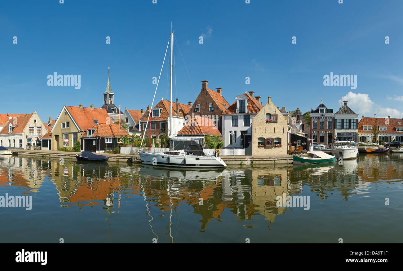 Paesi Bassi, Olanda, Europa, Makkum, storico centro, canal, città, villaggio, acqua, estate, navi, barca, riflessioni, Foto Stock
