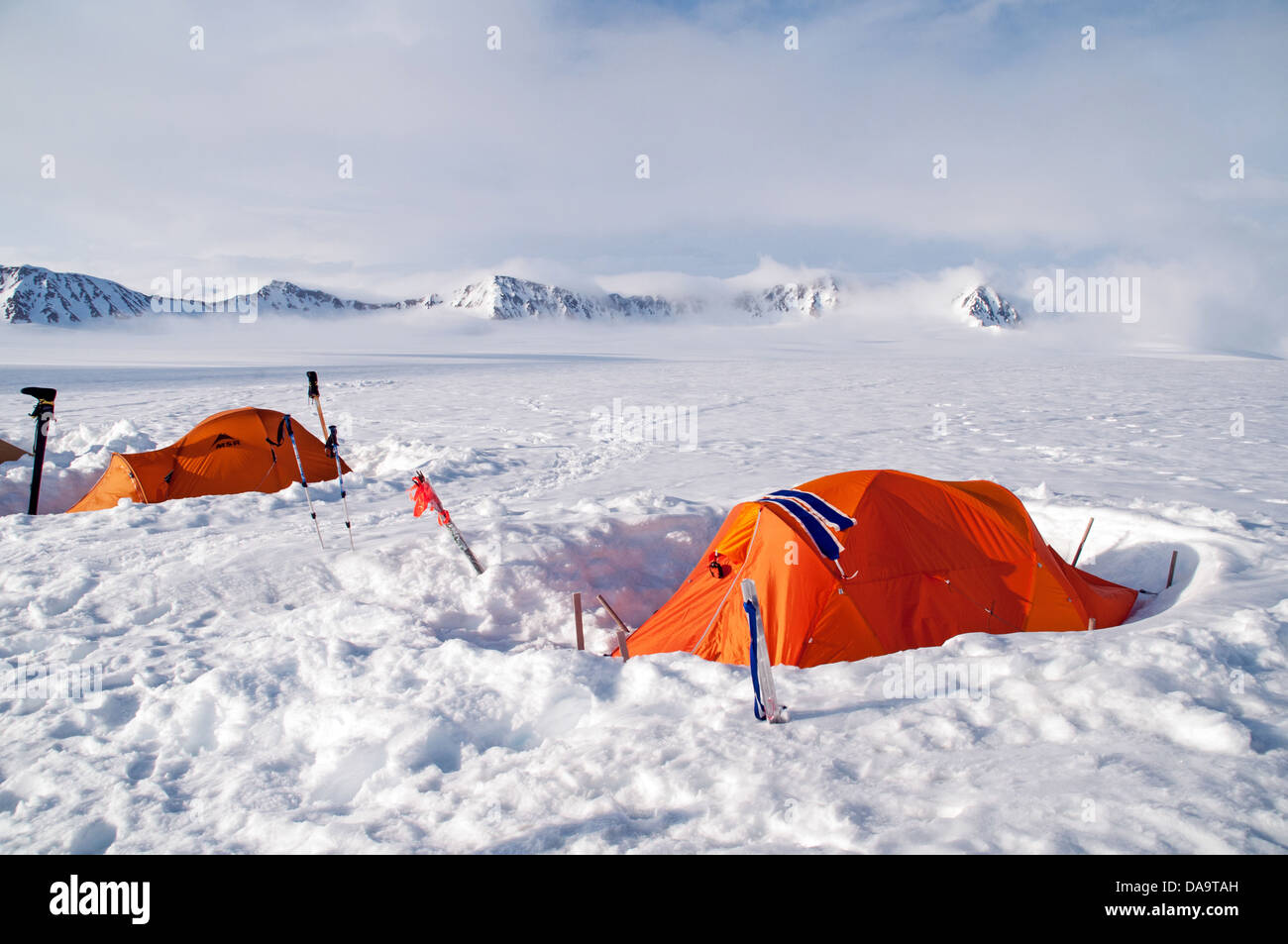 Tende a un ghiacciaio del campo base nell'Icefields del St. Elias montagne, Parco Nazionale Kluane, Yukon, Canada. Foto Stock