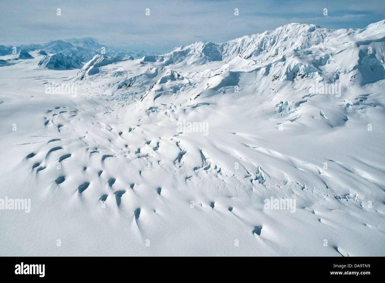 Vista aerea di un ghiacciaio e crepacci nell'Icefields del St. Elias nel Parco Nazionale Kluane, Yukon Territory, Canada. Foto Stock