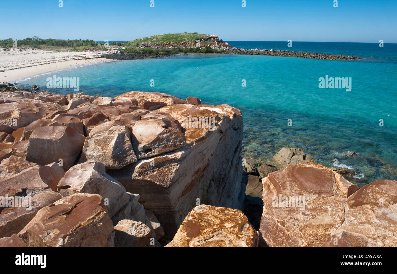 Rocky baia con spiaggia di sabbia e mangrovie velme in corrispondenza di un punto del braccio, Cape Leveque, Dampier Peninsula, Kimberley Foto Stock