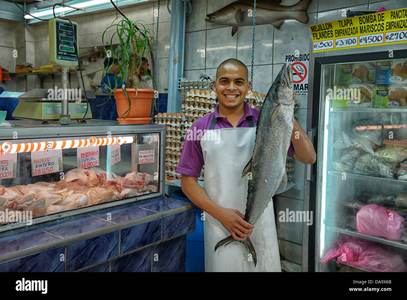 America centrale, Costa Rica, Cartago, mercato, pesce, fornitore, shop, uomo, Cartago, Foto Stock
